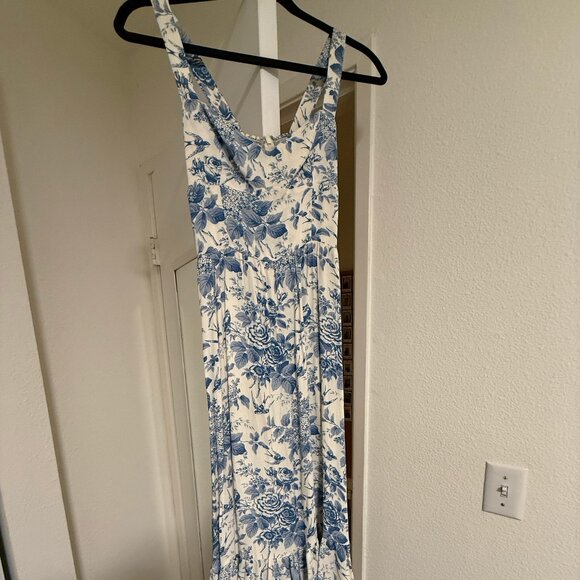 Beautiful blue and white reformation midi dress - Picture 2 of 4